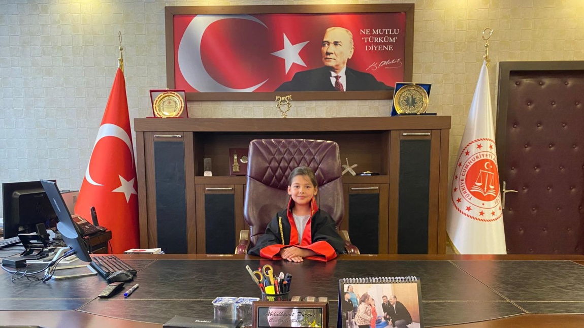 ÖĞRENCİMİZ EMEL ARSLANALP,  23 NİSAN ULUSAL EGEMENLİK VE ÇOCUK BAYRAMI'NDA TEMSİLİ OLARAK AKŞEHİR CUMHURİYET BAŞSAVCILIĞI KOLTUĞUNU DEVRALDI.