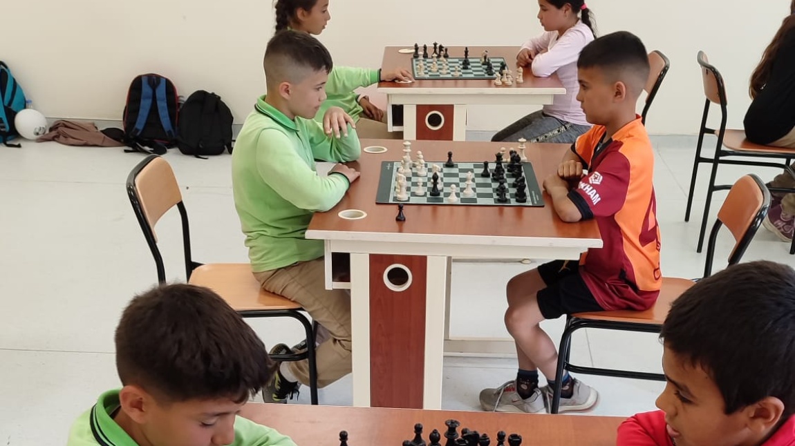 SATRANÇ KURSU TÜM HIZIYLA DEVAM EDİYOR